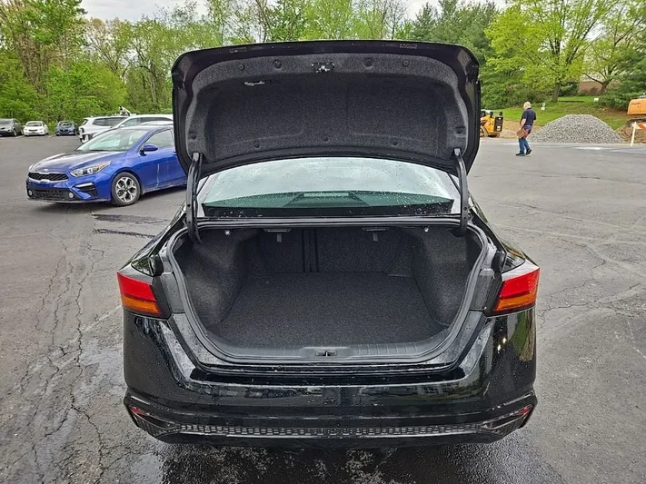 2022 Nissan Altima - view 5