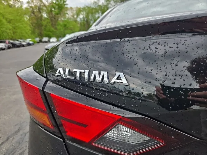 2022 Nissan Altima - view 8
