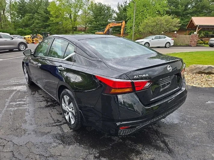 2022 Nissan Altima - view 9