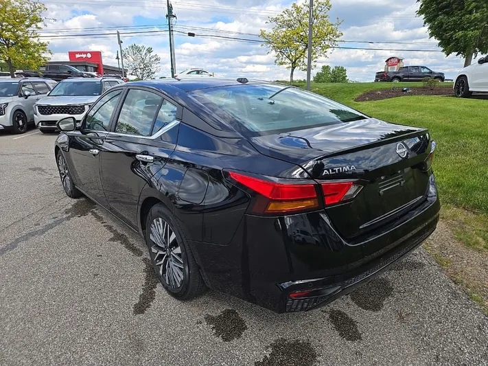 2024 Nissan Altima - view 10