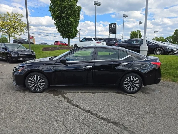 2024 Nissan Altima - view 11