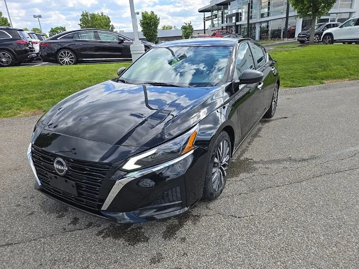2024 Nissan Altima - view 12