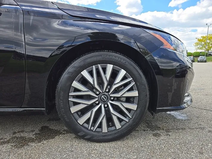 2024 Nissan Altima - view 14