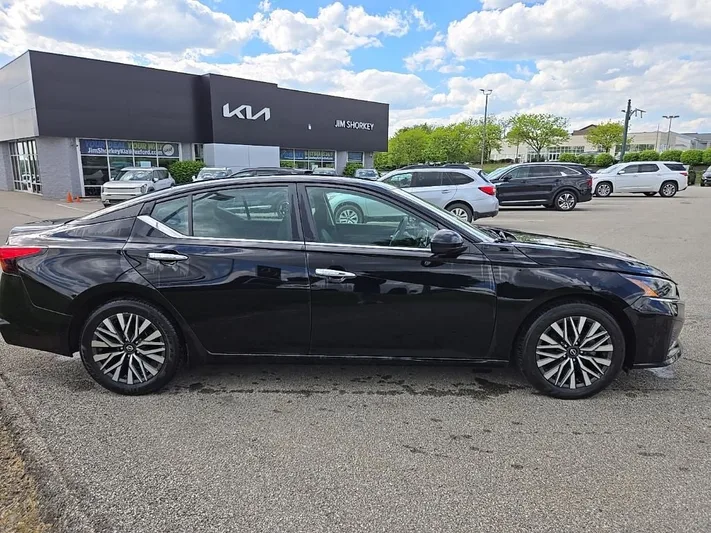 2024 Nissan Altima - view 2