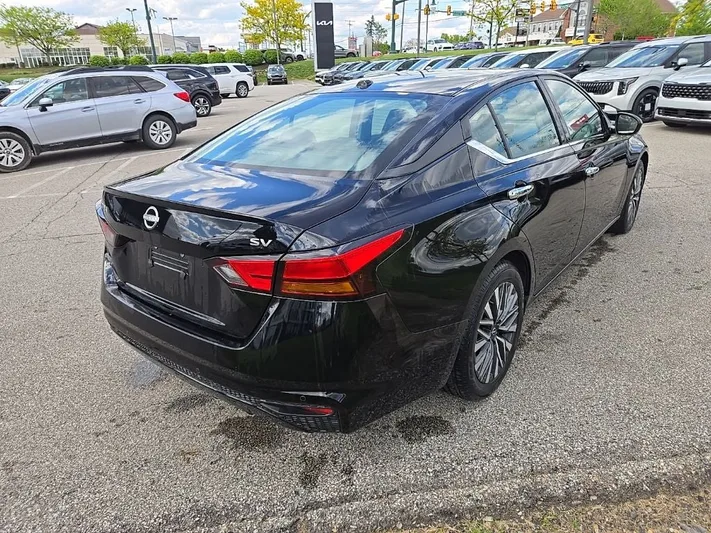 2024 Nissan Altima - view 3