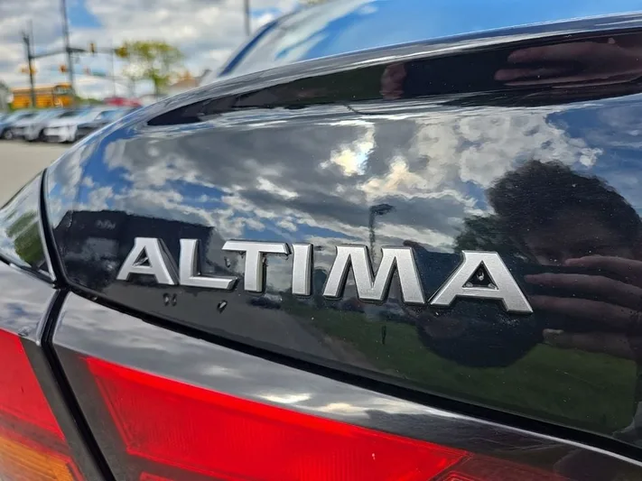 2024 Nissan Altima - view 6