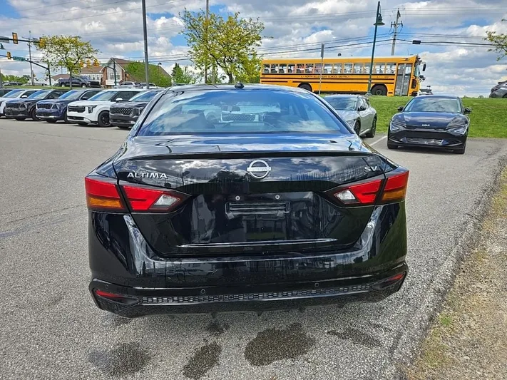 2024 Nissan Altima - view 8