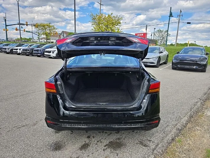2024 Nissan Altima - view 9