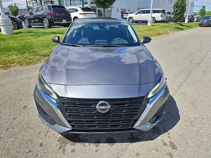 2024 Nissan Altima - view 10