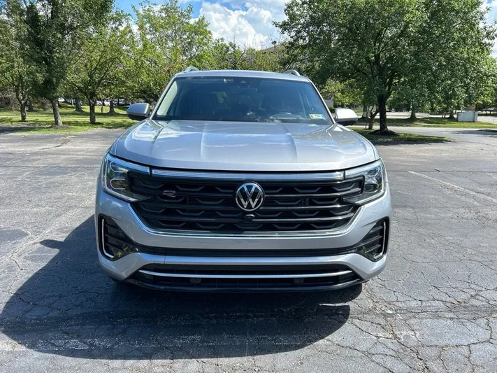 2024 Volkswagen Atlas - view 2