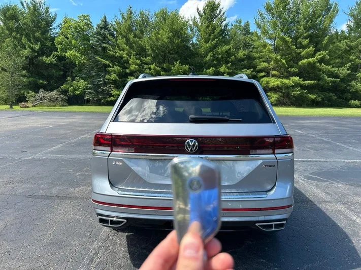 2024 Volkswagen Atlas - view 7