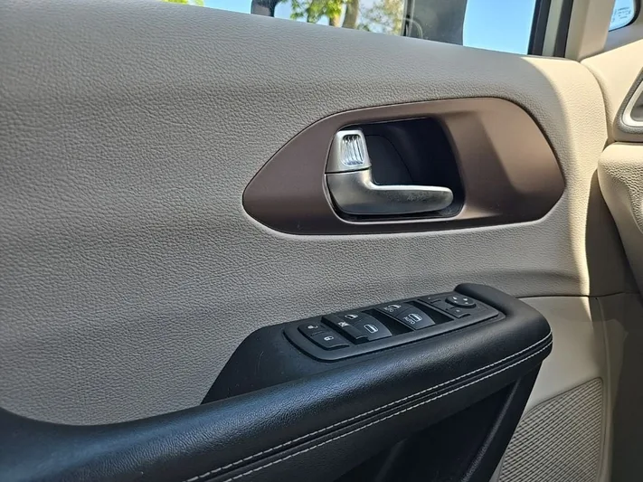 2022 Chrysler Voyager - view 16