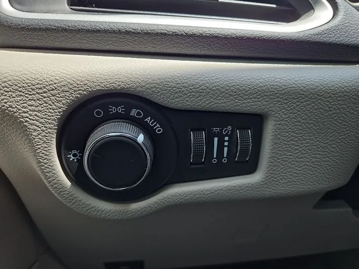 2022 Chrysler Voyager - view 17