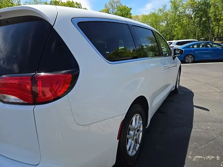 2022 Chrysler Voyager - view 3