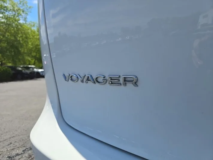 2022 Chrysler Voyager - view 4