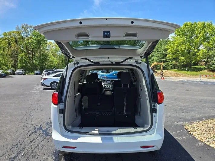 2022 Chrysler Voyager - view 5