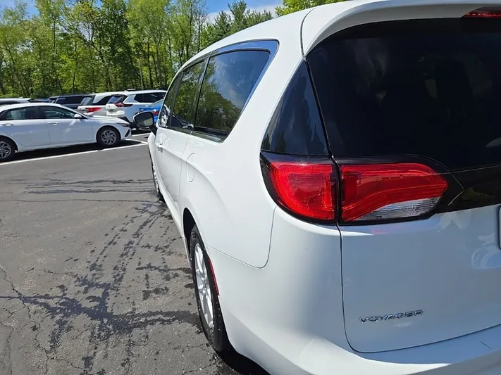2022 Chrysler Voyager - view 6
