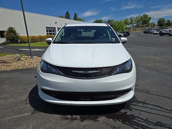 2022 Chrysler Voyager - view 8