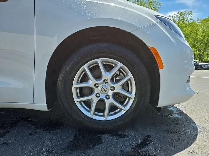 2022 Chrysler Voyager - view 9