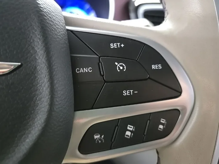 2020 Chrysler Pacifica - view 18