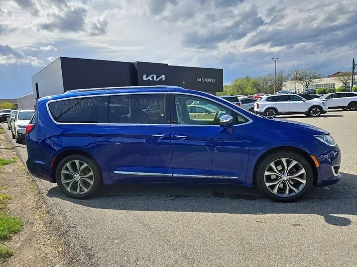 2020 Chrysler Pacifica - view 2