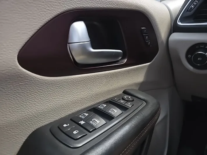 2020 Chrysler Pacifica - view 20