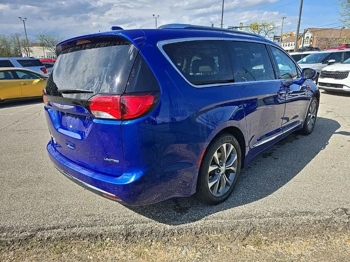 2020 Chrysler Pacifica - view 3