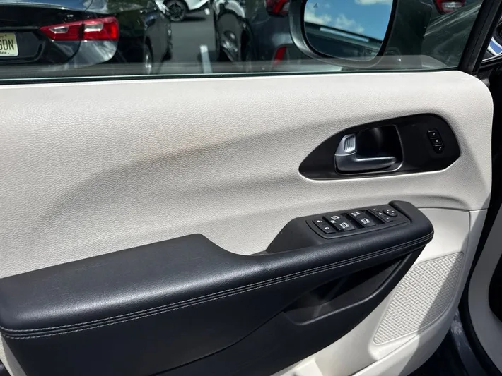 2018 Chrysler Pacifica - view 17