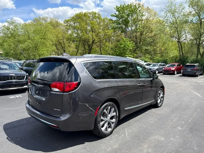 2018 Chrysler Pacifica - view 2