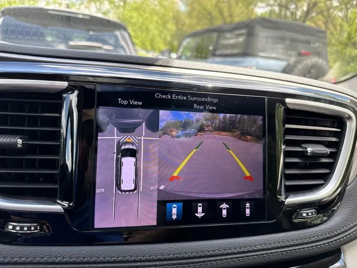 2018 Chrysler Pacifica - view 22