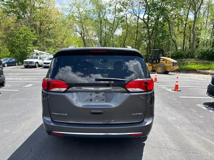 2018 Chrysler Pacifica - view 3
