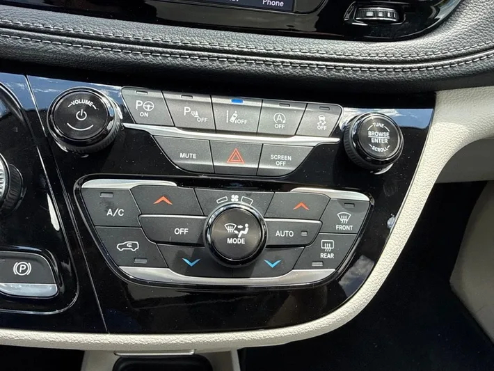 2018 Chrysler Pacifica - view 30