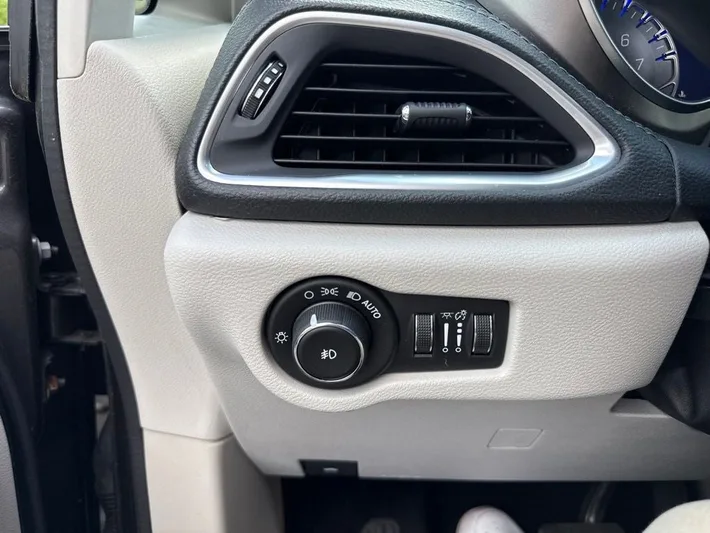 2018 Chrysler Pacifica - view 37