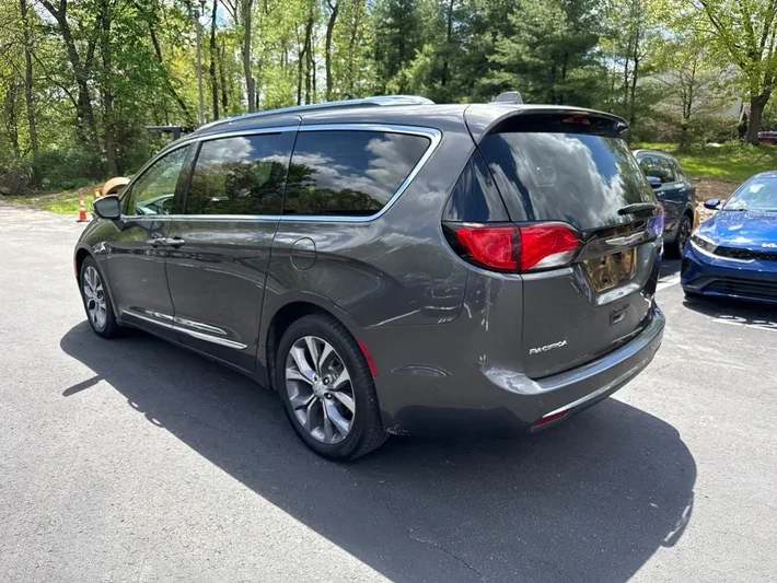 2018 Chrysler Pacifica - view 4