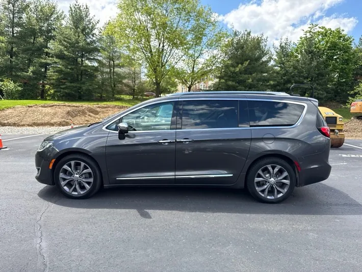 2018 Chrysler Pacifica - view 5