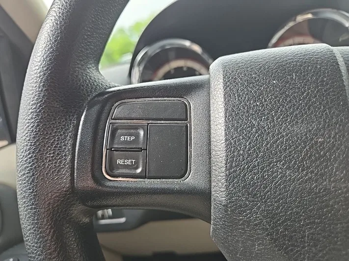 2016 Dodge Grand - view 10