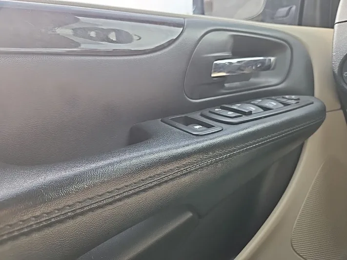 2016 Dodge Grand - view 13