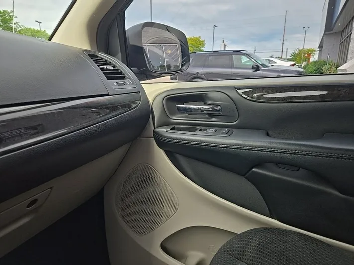 2016 Dodge Grand - view 19