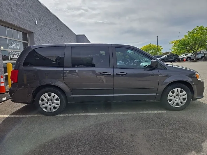 2016 Dodge Grand - view 2