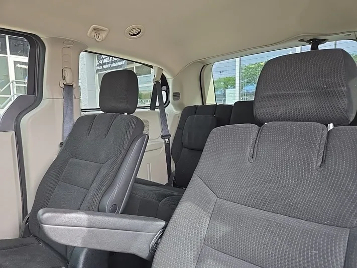 2016 Dodge Grand - view 26