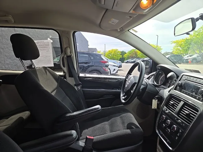 2016 Dodge Grand - view 29
