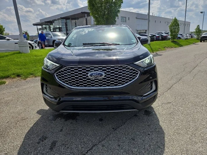 2024 Ford Edge - view 8