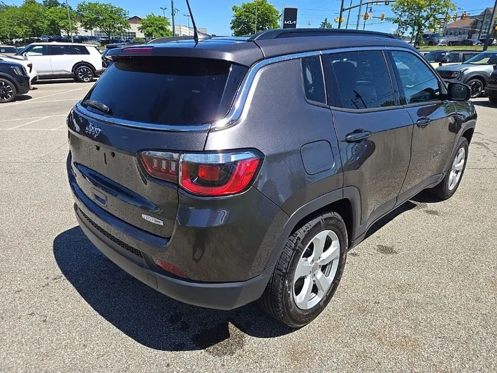 2020 Jeep Compass - view 3