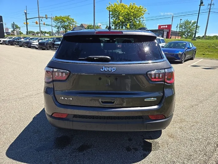 2020 Jeep Compass - view 4