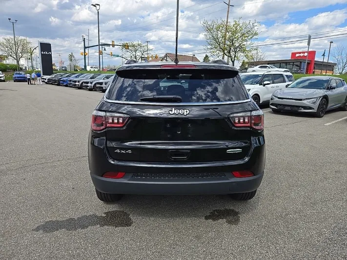 2019 Jeep Compass - view 4