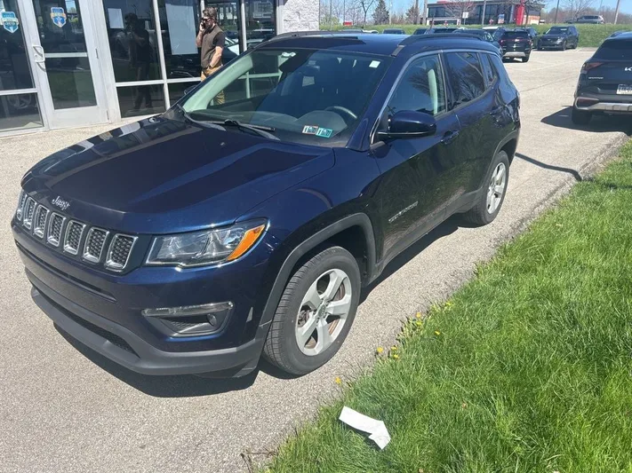 2018 Jeep Compass - view 3