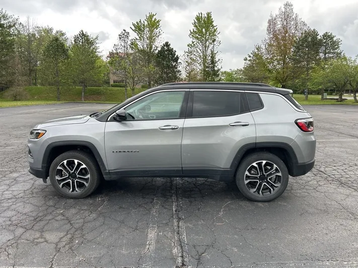 2022 Jeep Compass - view 4