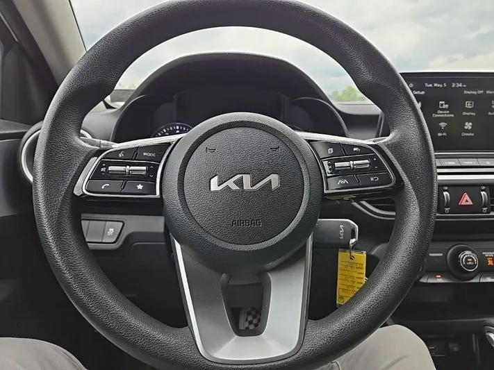 2024 Kia Forte - view 17