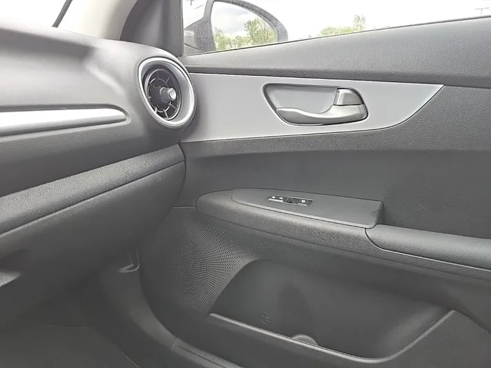 2024 Kia Forte - view 23