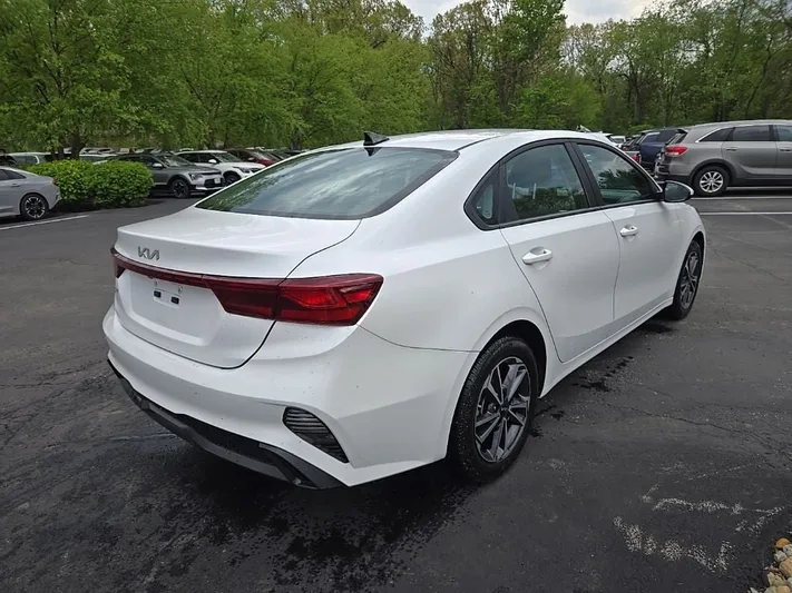 2024 Kia Forte - view 3